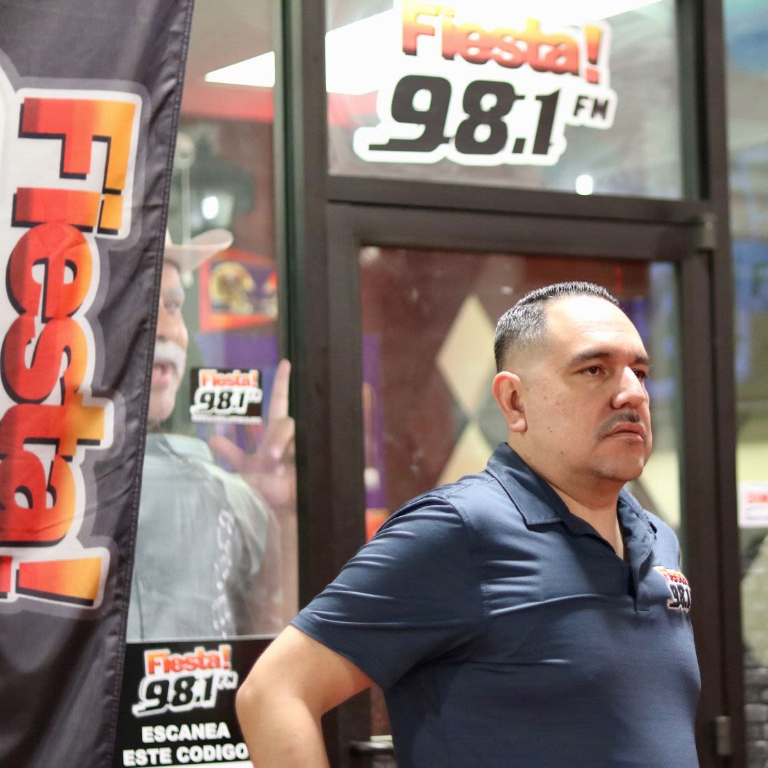 El copropietario de Fiesta 98.1 y personalidad de la radio, Rogelio Regalado, se prepara para salir al aire. Crédito: Jacqueline Kalil/CNN El socio fundador de Fiesta 98.1, Rafael Cerros Jr., frente a las oficinas de la emisora en el centro de Las Vegas. Crédito: Jacqueline Kalil/CNN