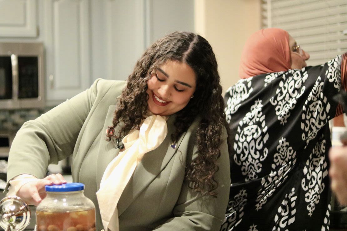 Zena Hajji abre un tarro de aceitunas encurtidas caseras de su madre en su casa de Henderson, Nevada. Crédito: Jacqueline Kalil/CNN