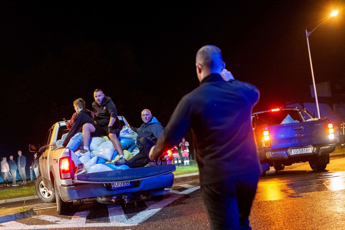 Residentes locales transportan sacos de arena mientras intentan proteger el terraplén del río Nysa Klodzka el lunes. Crédito: Mateusz Slodkowski/AFP/Getty Images