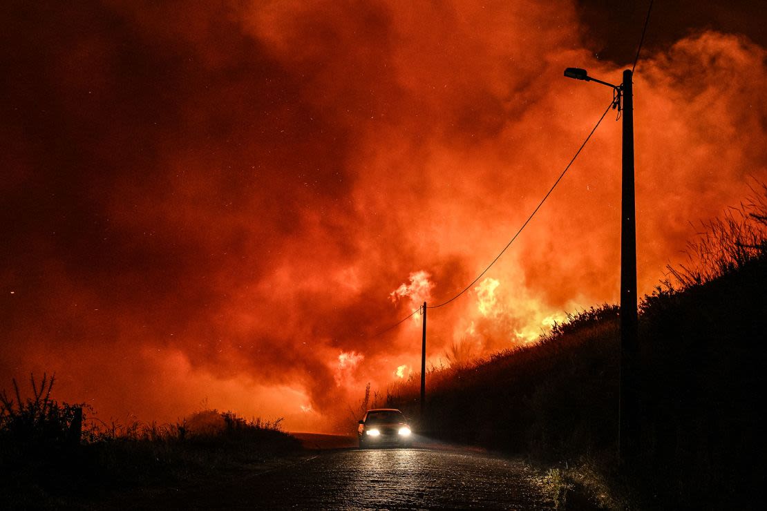 Habitantes abandonan en automóvil el pueblo portugués de Almofrela el 17 de septiembre. Crédito: Octavio Passos/Getty Images