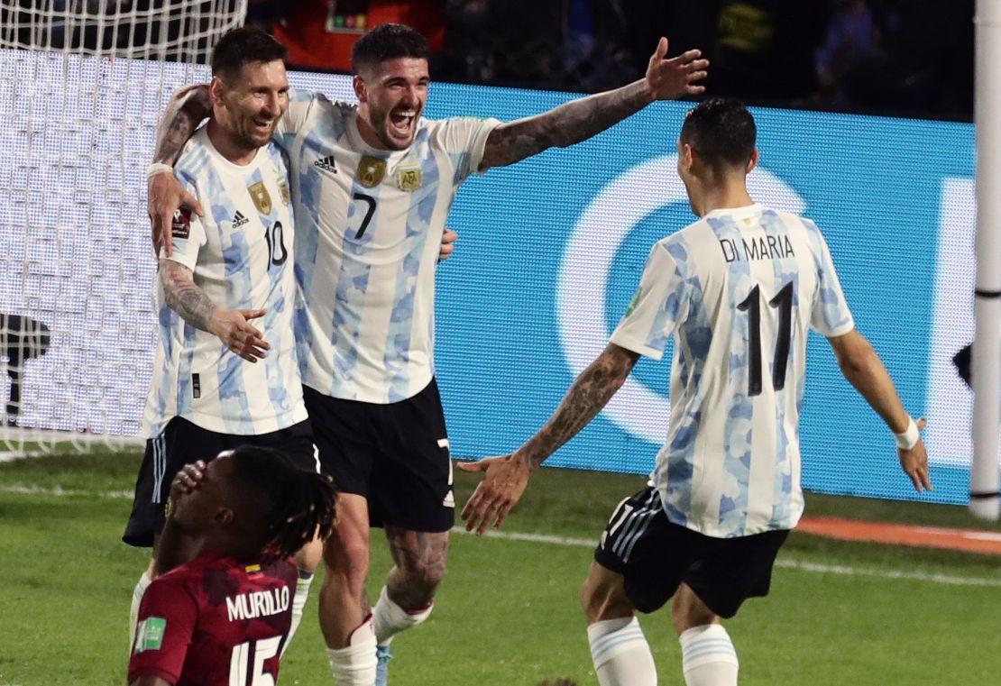 BUENOS AIRES, ARGENTINA. 25 de marzo de 2022. Lionel Messi (izquierda), Rodrigo De Paul y Ángel Di María (derecha) celebran después de anotar frente a Venezuela, durante el partido de Eliminatorias a Qatar 2022