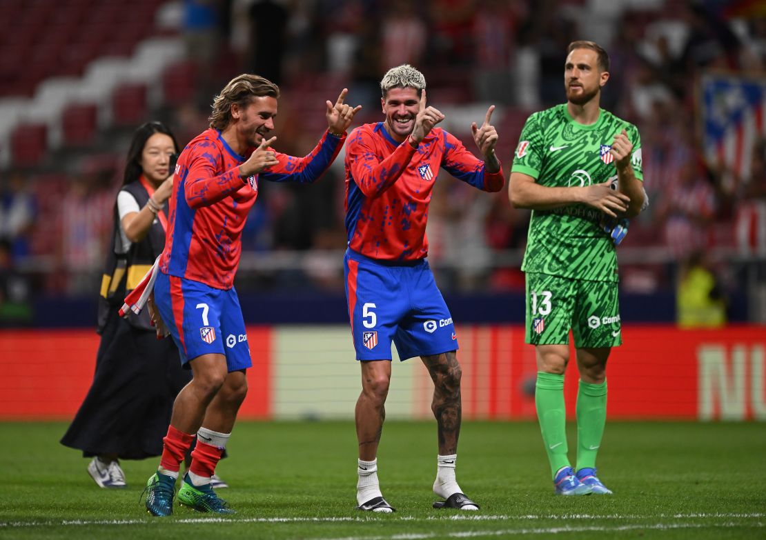 MADRID, ESPAÑA - 15 de septiembre de 2024. Antoine Griezmann y Rodrigo De Paul celebran la victoria en LaLiga ante el Valencia CF en el Estadio Civitas Metropolitano