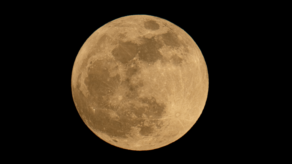 La luna llena se eleva sobre el cielo nocturno de Caracas el 17 de septiembre de 2024.