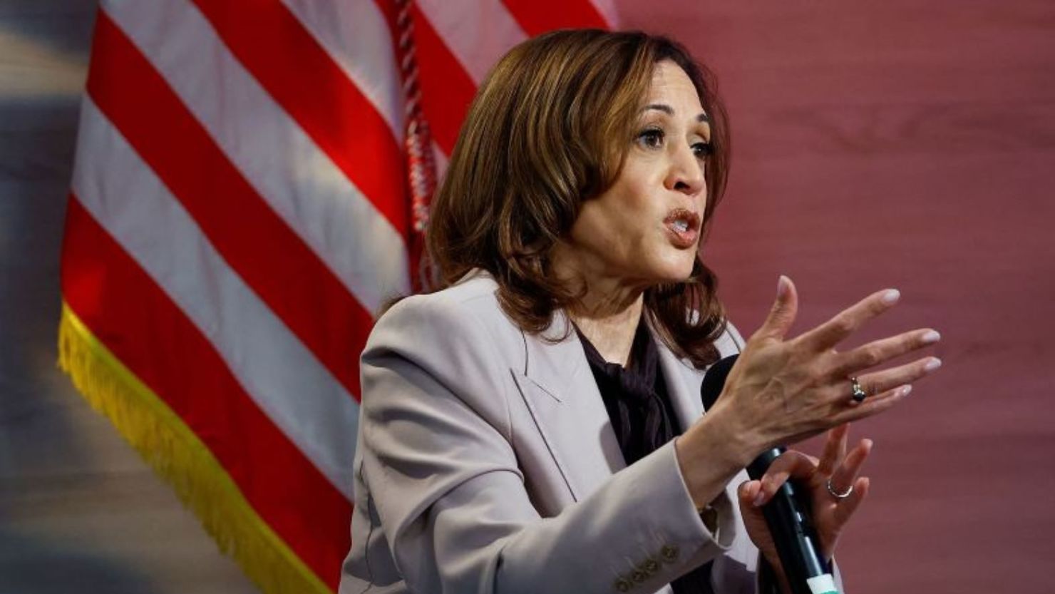 La vicepresidenta Kamala Harris se dirige a los miembros de la Asociación Nacional de Periodistas Negros (NABJ) en Filadelfia el 17 de septiembre de 2024.