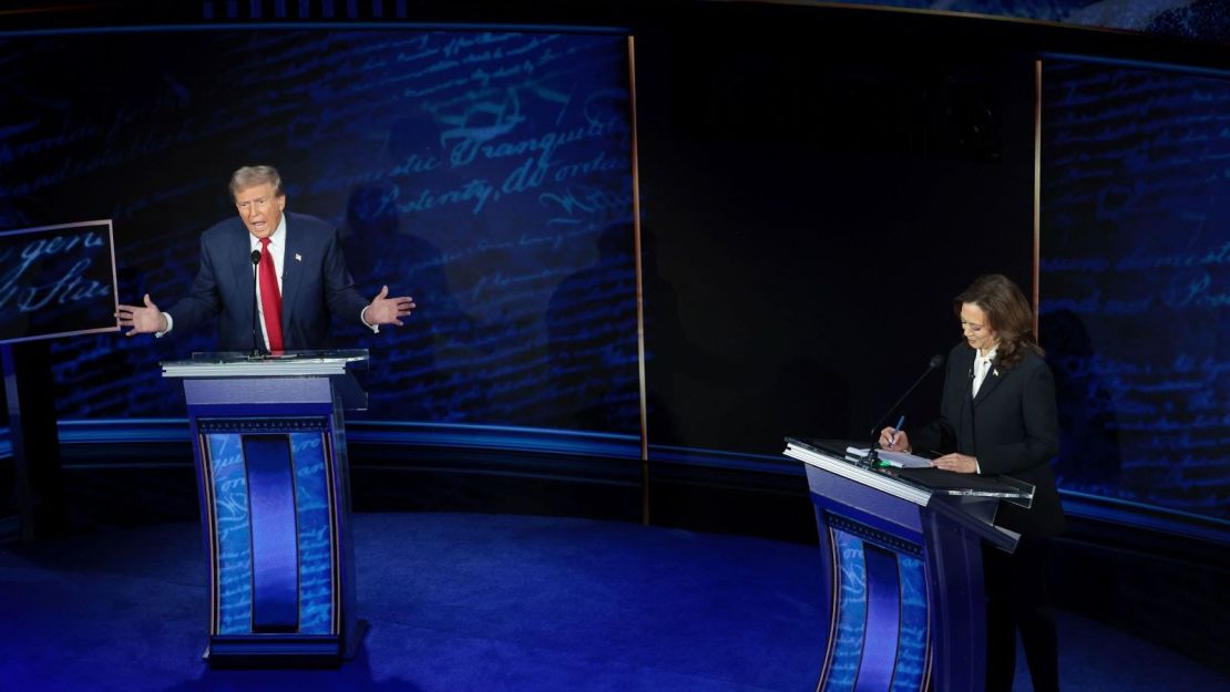 El expresidente Donald Trump y la vicepresidenta Kamala Harris debaten por primera vez en el Centro Nacional de la Constitución el 10 de septiembre de 2024, en Filadelfia.