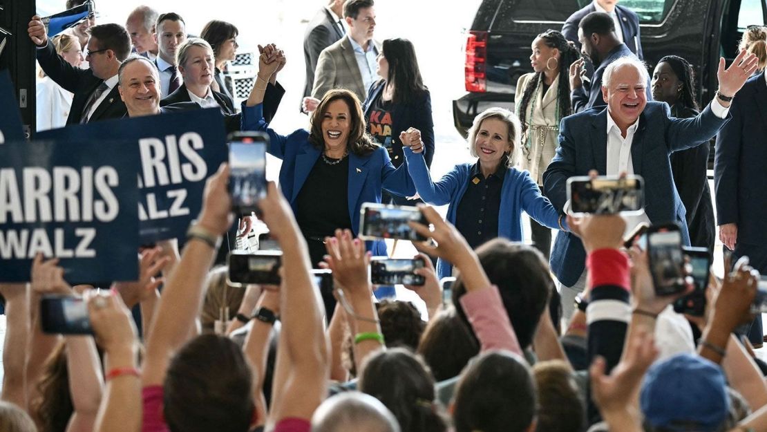 De izquierda a derecha, el segundo caballero Doug Emhoff, la vicepresidenta Kamala Harris, la primera dama de Minnesota Gwen Walz y el gobernador de Minnesota Tim Walz saludan a los seguidores en el Aeropuerto Internacional de Pittsburgh el 18 de agosto de 2024.