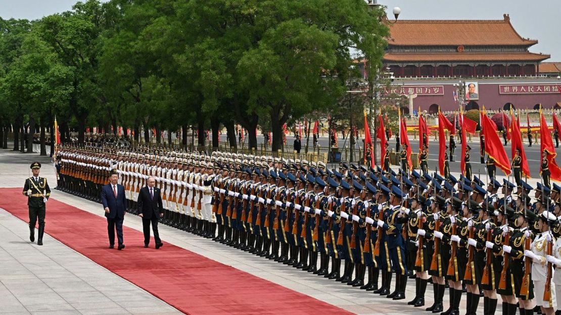 El líder chino Xi Jinping da la bienvenida al presidente de Rusia, Vladimir Putin, para una visita de estado en Beijing el 16 de mayo.