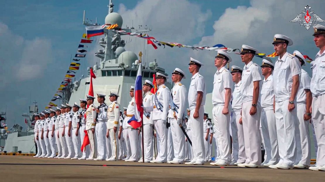 Marinos militares rusos asisten a la ceremonia de apertura de un ejercicio naval conjunto en el Mar de China Meridional en julio.