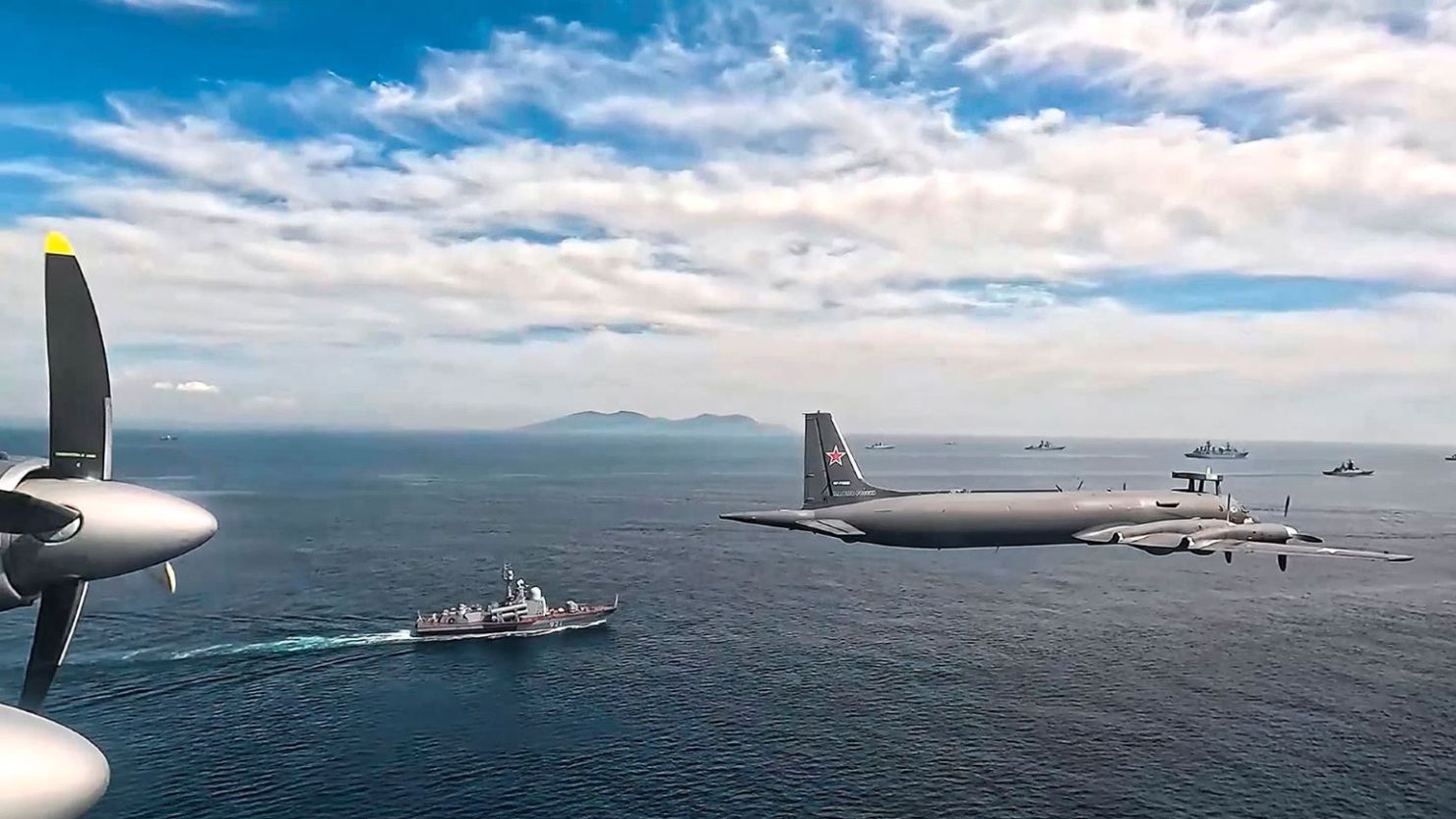 Aeronaves rusas antisubmarinas vuelan durante los ejercicios navales y aéreos conjuntos con China en los ejercicios Ocean-2024.