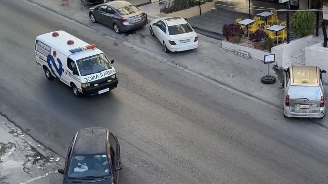 Una ambulancia lleva a personas heridas al hospital en Sidón, Líbano, el 17 de septiembre de 2024.