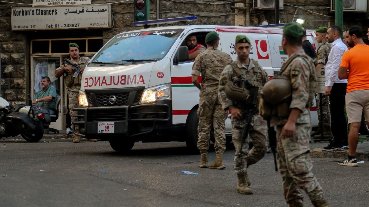 Las tropas libanesas aseguran una calle de Beirut tras las explosiones del 17 de septiembre de 2024.