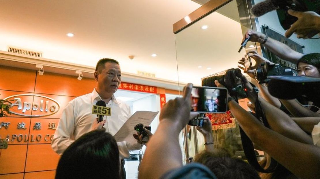 Hsu Ching-kuang, fundador de la empresa taiwanesa Gold Apollo, habla con los medios fuera de la oficina de la empresa en New Taipei City el 18 de septiembre.