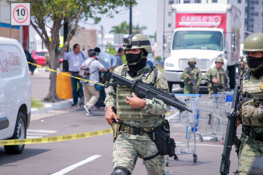 Miembros del Ejército Mexicano son vistos en el estacionamiento de una tienda donde fue encontrado el cuerpo de un hombre en la colonia Montebello de Culiacán, estado de Sinaloa, México, el 12 de septiembre de 2024.