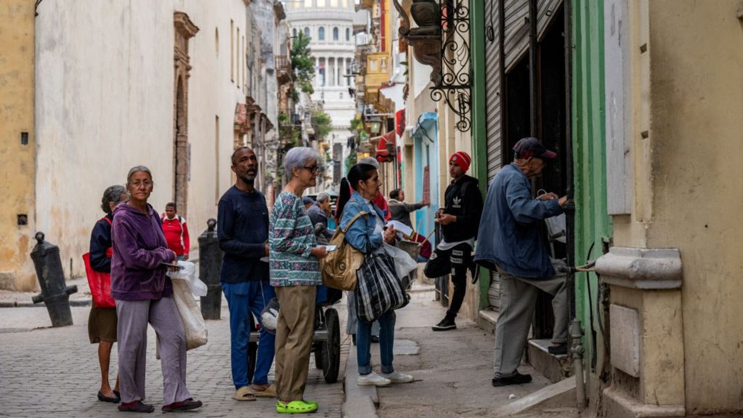 Un grupo de personas hace fila para comprar pan en una panadería de La Habana el 8 de marzo de 2024.