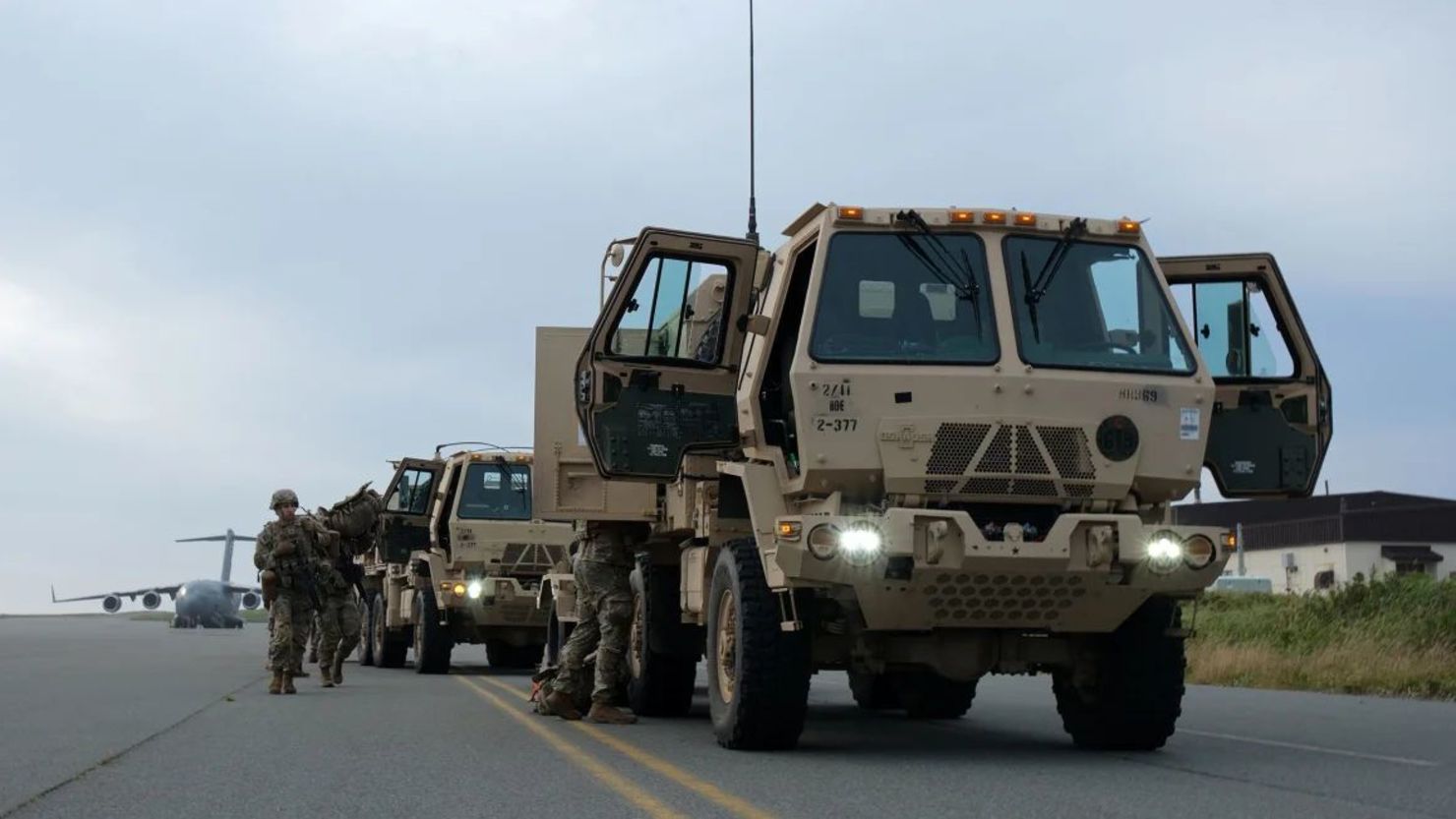 Soldados de Estados Unidos preparan un vehículo en la isla de Shemya como parte de una operación de proyección de fuerza el 13 de septiembre. Spc. Brandon Vasquez/Ejército de EE.UU.