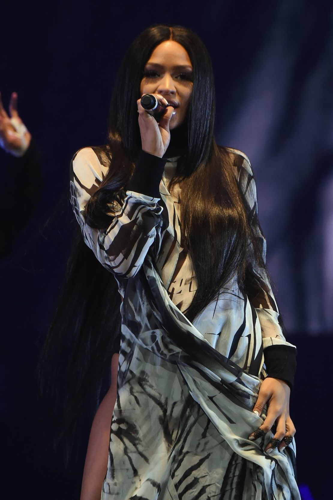 Cassie actúa en el escenario durante la gira Puff Daddy and The Family Bad Boy Reunion Tour en 2016. Crédito: Kevin Mazur/Getty Images