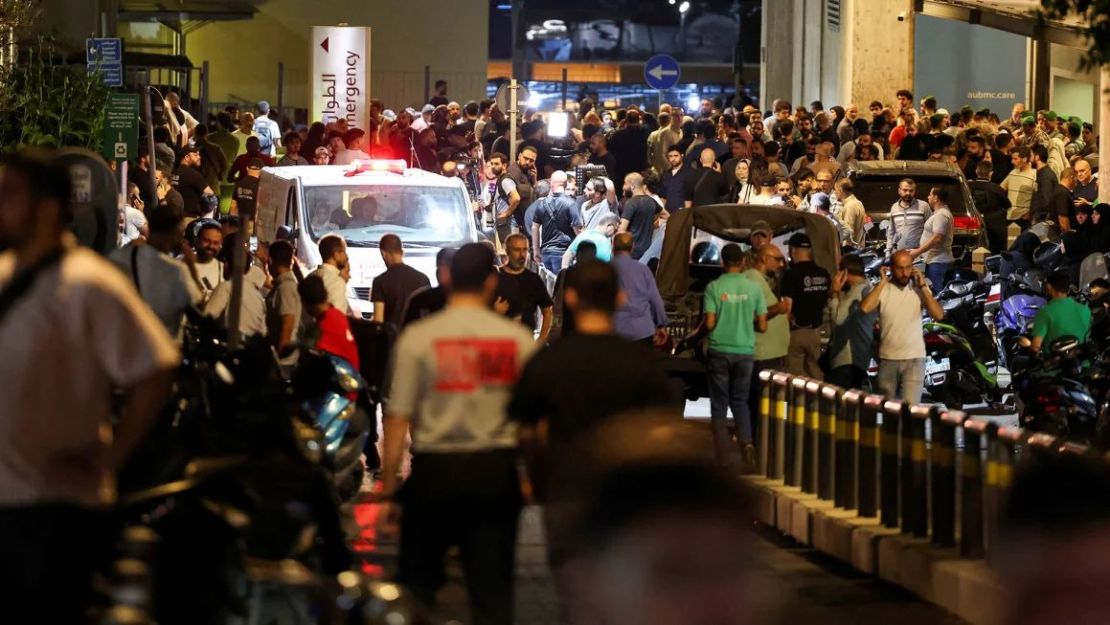 La gente se reúne afuera del Centro Médico de la Universidad Americana de Beirut luego de que más de 1.000 personas resultaran heridas cuando los buscapersonas que usan para comunicarse explotaron en Beirut, Líbano, el 17 de septiembre.