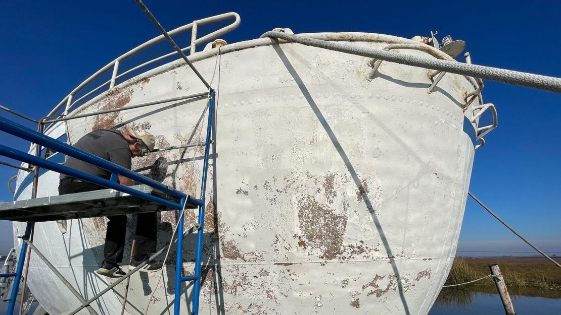 Willson y Li se mudaron a bordo del barco y dedicaron sus energías a restaurarlo minuciosamente.