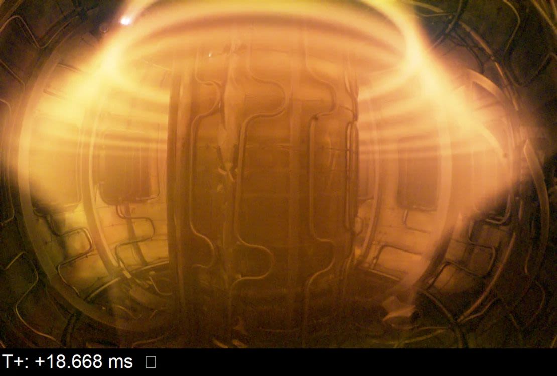 Plasma confinado en el tokamak de Energy Singularity durante un experimento.