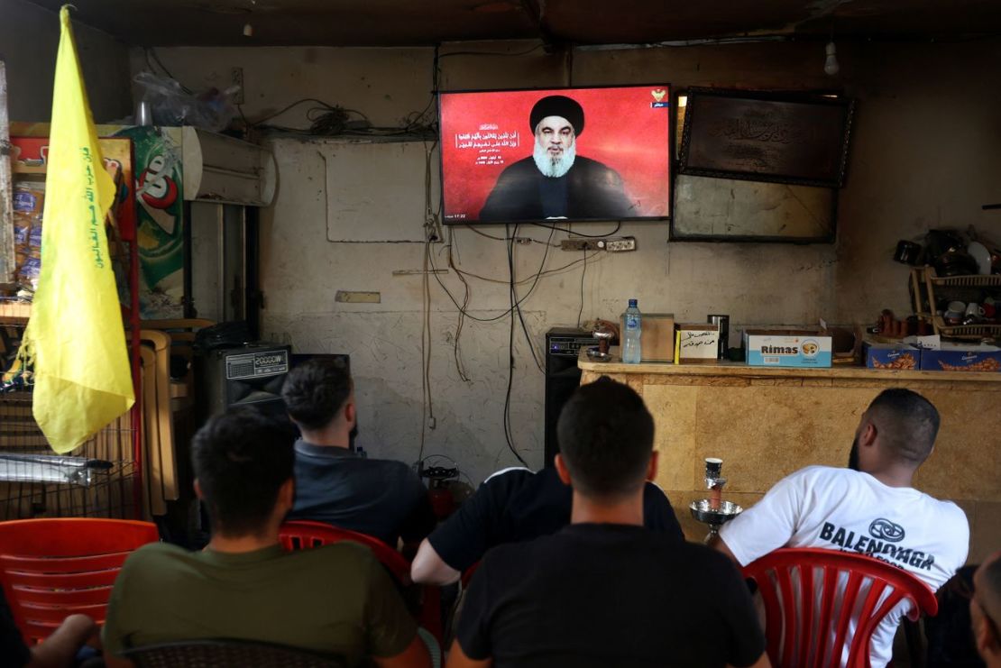 Un grupo de personas observa el 19 de septiembre en una cafetería de Sidón, Líbano, al líder de Hezbollah, Sayyed Hassan Nasrallah, mientras pronuncia un discurso televisado.