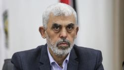 El líder de Hamas, Yahya Sinwar, aparece en una imagen de archivo de abril de 2022. Ali Jadallah/Anadolu Agency/Getty Images