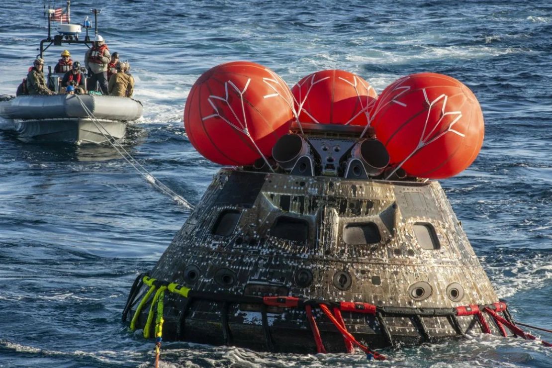 La nave espacial Orion de la NASA para la misión Artemis I fue recuperada con éxito el 11 de diciembre de 2022, frente a las costas de Baja California. Crédito: Regan Geeseman/NASA.