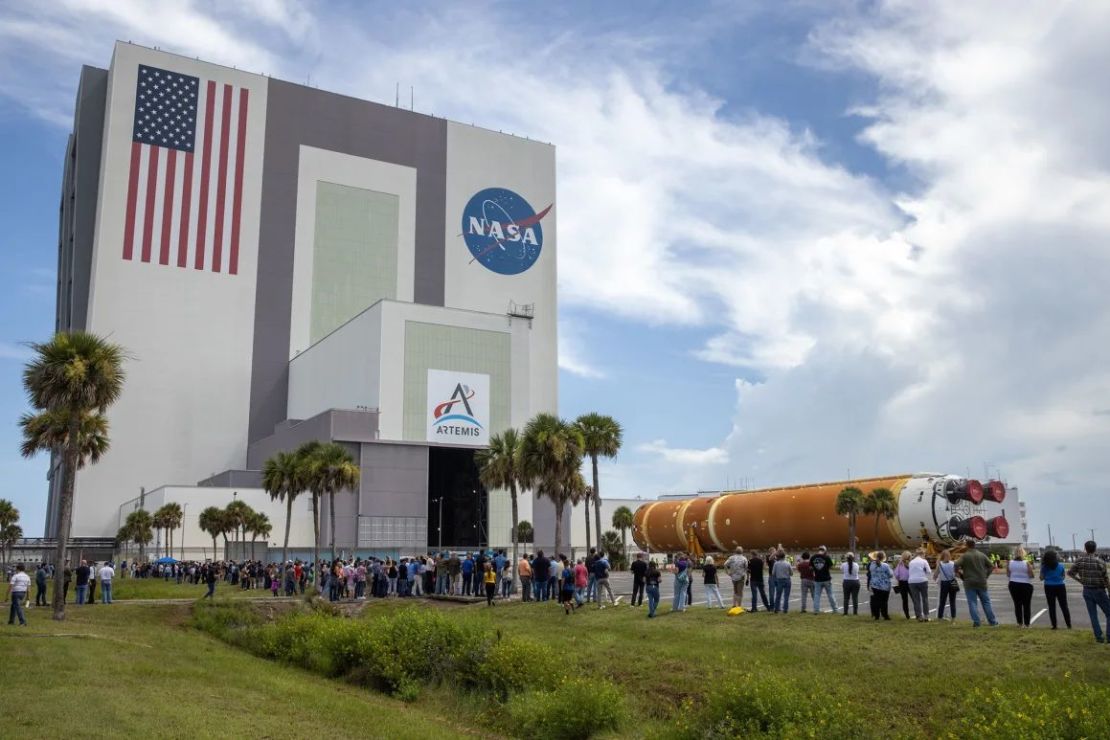 La parte principal del cohete Artemis II llegó al Centro Espacial Kennedy de la NASA el 24 de julio. Crédito: Kim Shiflett/NASA.