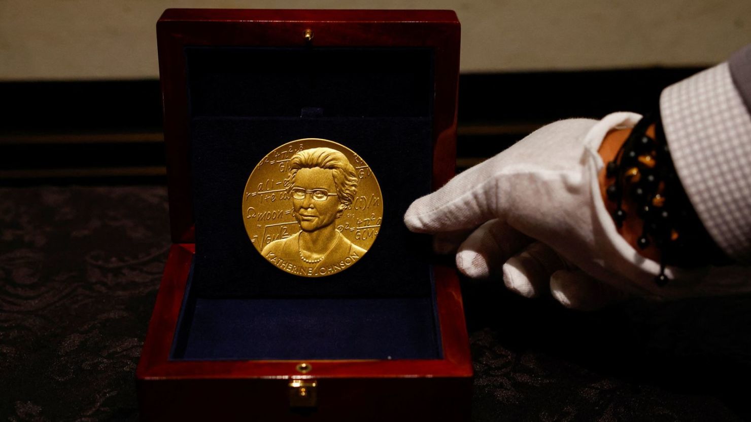 La Medalla de Oro del Congreso en honor a Katherine Johnson, durante una ceremonia de entrega de la Medalla de Oro del Congreso en honor a las mujeres que sirvieron como computadoras, matemáticas e ingenieras en la NASA entre los años 1930 y 1970, en el Capitolio en Washington, DC, el miércoles.