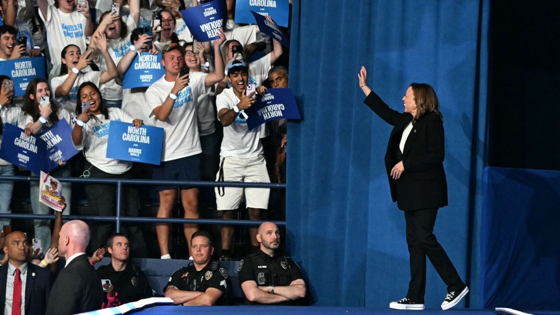 La vicepresidenta y candidata presidencial demócrata Kamala Harris sube al escenario al llegar para hablar en un evento de campaña en Greensboro, Carolina del Norte, el 12 de septiembre de 2024.