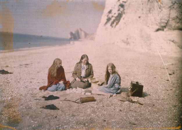 Aquí se ve a Christina con su madre, Florence, y su hermana menor. El estuche de la cámara de Mervyn O'Gorman se ve a la izquierda de ellas. Las placas autocromas de vidrio no requieren de ningún equipo especial y podían utilizarse con cualquier cámara.