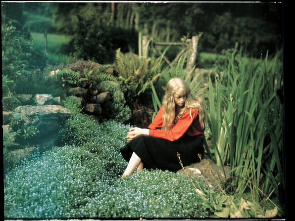 La ubicación de esta fotografía no se conoce, pero posiblemente fue tomada en los jardines de Rempstone Hall, cerca del castillo de Corfe, en Dorset.