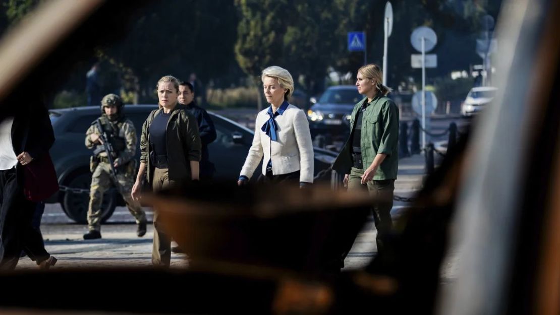 La presidenta de la Comisión Europea, Ursula von der Leyen, en el centro, de camino a visitar un muro conmemorativo que conmemora a los soldados ucranianos caídos en la guerra con Rusia, en Kiev, el 20 de septiembre. Christoph Soeder/AP