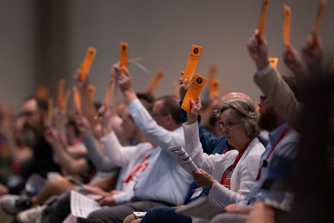 Mensajeros levantan sus papeletas durante una votación en la reunión anual de la Convención Bautista del Sur el 11 de junio de 2024, en Indianápolis. La CBS se ha opuesto tradicionalmente al matrimonio entre personas del mismo sexo. Crédito: Doug McSchooler/AP