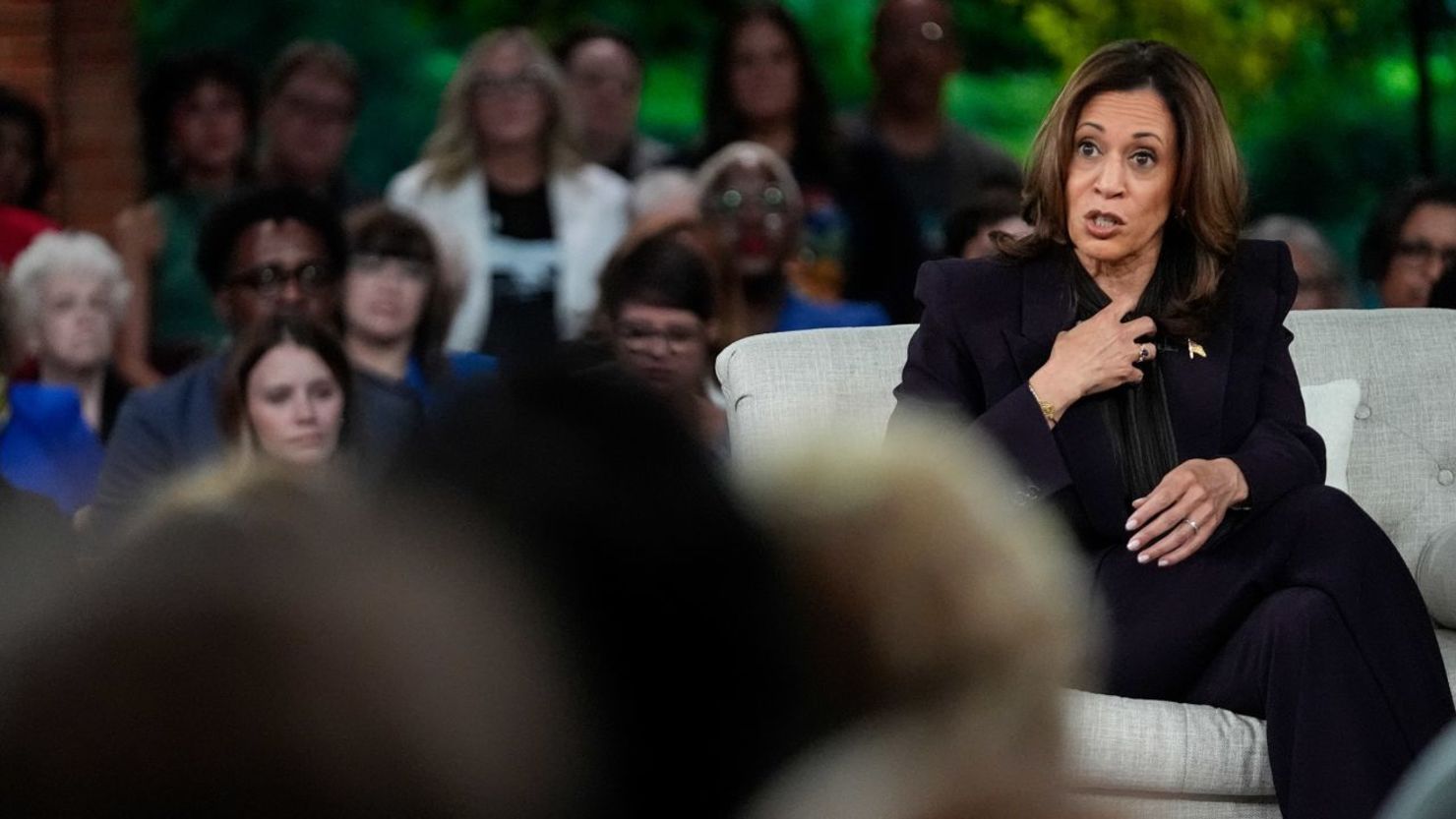 La vicepresidenta Kamala Harris se une a Oprah Winfrey en un acto de campaña virtual en Farmington Hills, Michigan, el 19 de septiembre de 2024. Crédito: Paul Sancya/AP