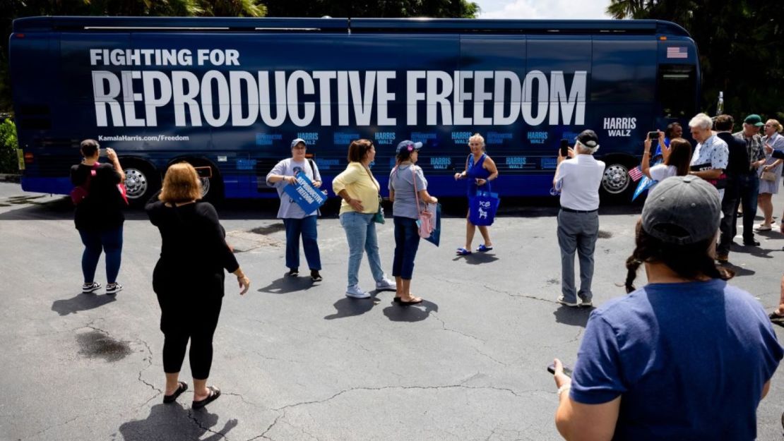 Las personas toman fotos del Autobús de la Libertad Reproductiva durante el inicio de la gira en autobús por los derechos reproductivos de la campaña Harris-Walz en Boynton Beach, Florida, el 3 de septiembre.