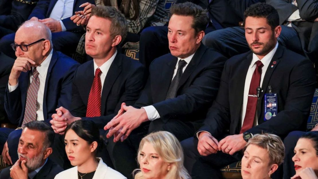 El CEO de Tesla, Elon Musk, fila superior, segundo desde la derecha, se ve durante una sesión conjunta del Congreso en el Capitolio de EE. UU. en Washington, DC, el 24 de julio de 2024. (Crédito. Kevin Mohatt/Reuters/Archivo).