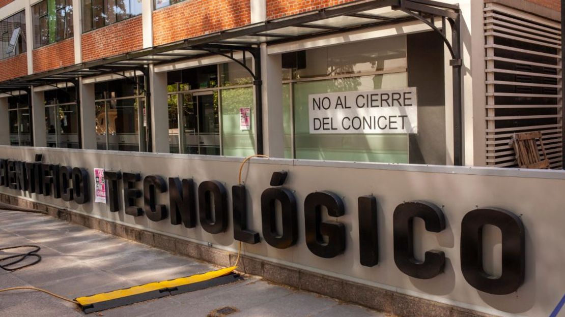 Un cartel que exige "No al cierre del CONICET" en una ventana de la sede del Consejo Nacional de Ciencias Científicas y Técnicas el 23 de noviembre de 2023 en Buenos Aires, Argentina.