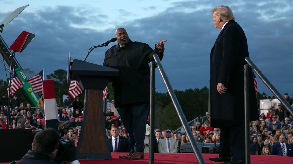 En esta fotografía de abril de 2022, el vicegobernador de Carolina del Norte, Mark Robinson, se une al expresidente Donald Trump en el escenario durante un mitin en Selma, Carolina del Norte.