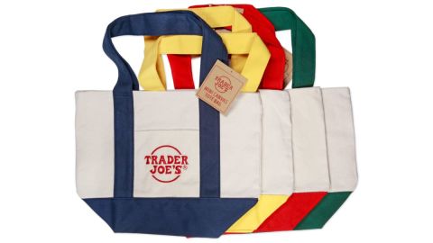 Una mini bolsa de Trader Joe's en Palmyra, Nueva Jersey. Ha causado furor en las redes sociales, hasta el punto de que los revendedores se están aprovechando del revuelo.