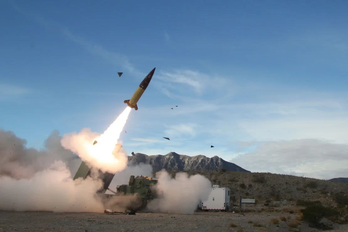 Una versión temprana de un Sistema de Misiles Tácticos del Ejército se prueba el 14 de diciembre de 2021 en el Campo de Misiles de White Sands en Nuevo México.