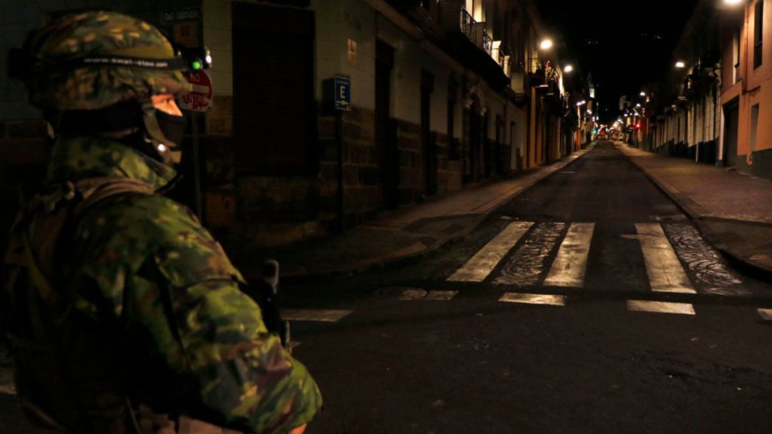 Policías ecuatorianos revisan los documentos de una pareja de motociclistas en una calle durante un racionamiento nacional programado de electricidad debido al mantenimiento del sistema de transmisión y las redes de distribución, en Quito el 18 de septiembre de 2024.