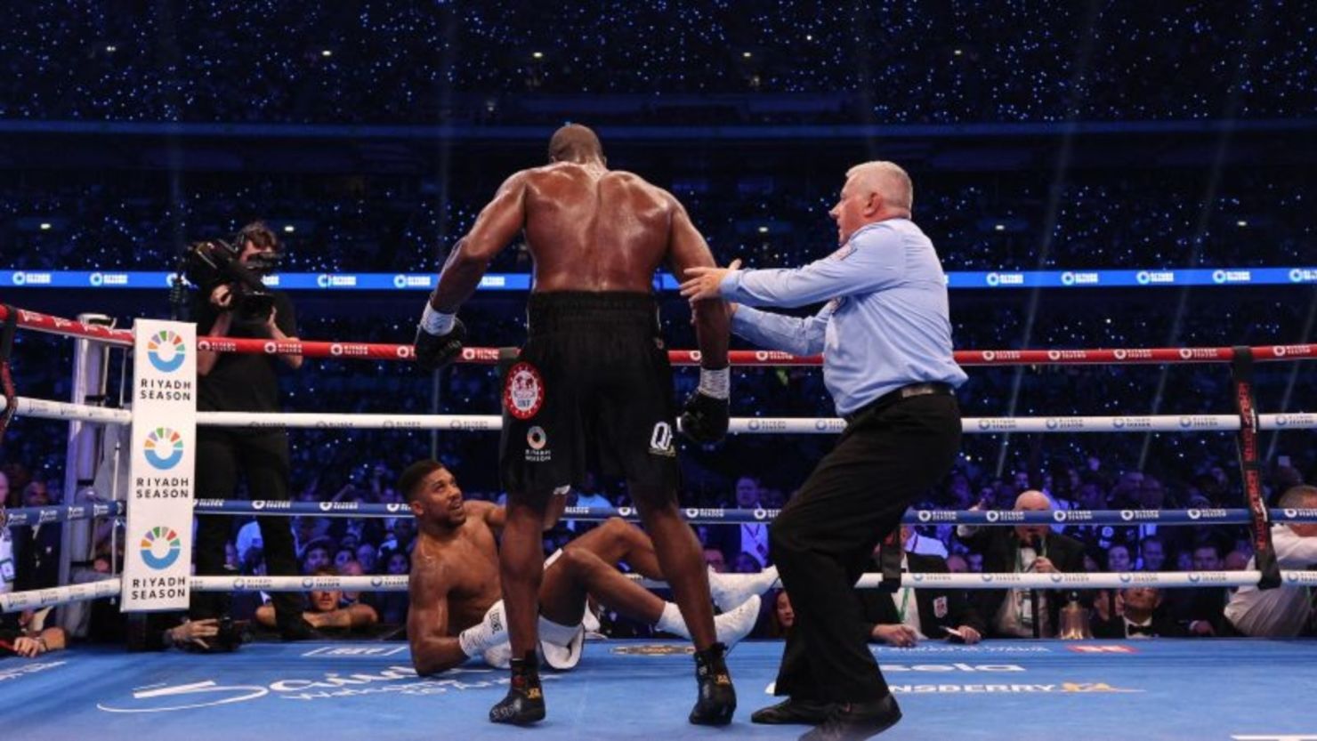 Anthony Joshua es derribado al suelo por Daniel Dubois durante su combate de boxeo de los pesos pesados por el título mundial de la Federación Internacional de Boxeo ( IBF) en el estadio de Wembley en Londres. Crédito: Adrian Dennis/AFP/Getty Images