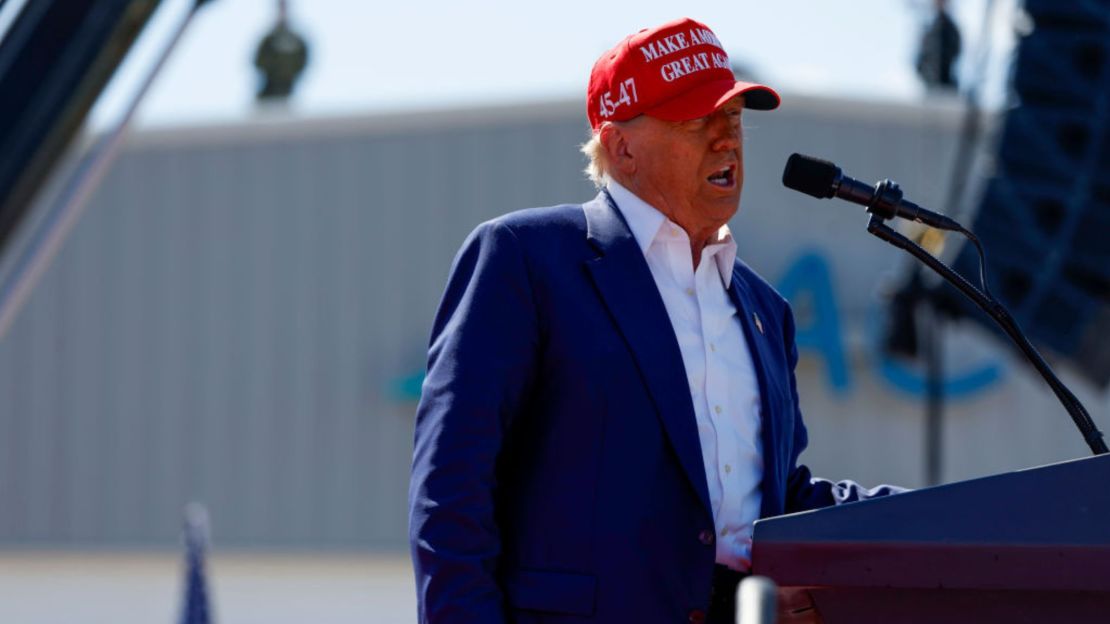 El candidato presidencial republicano de EE.UU., el expresidente Donald Trump, habla durante un mitin en el Aero Center Wilmington el 21 de septiembre de 2024 en Wilmington, Carolina del Norte.