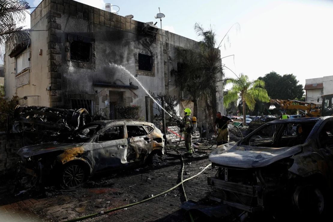 El personal de emergencia trabaja en un lugar donde hay casas dañadas tras un ataque con cohetes desde el Líbano, en medio de hostilidades transfronterizas entre Hezbollah e Israel, en Kiryat Bialik, Israel, el 22 de septiembre de 2024. Crédito: Shir Torem/Reuters.