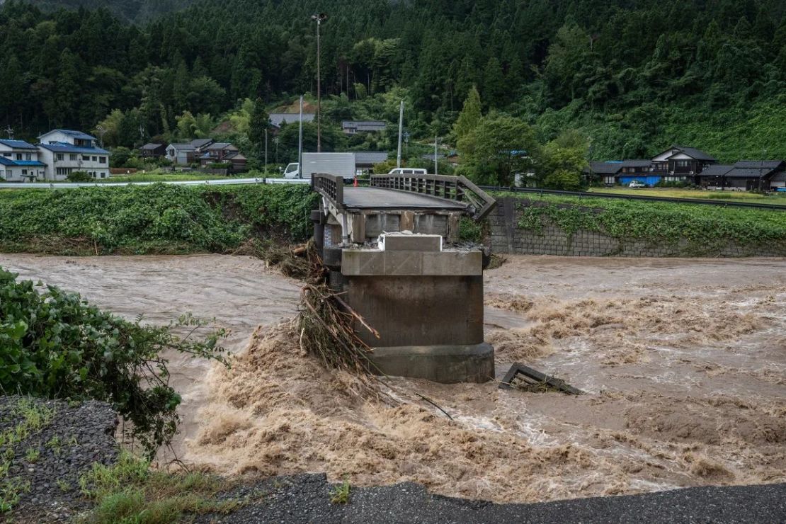 Un puente se derrumbó después de una fuerte lluvia en la ciudad de Wajima, el 22 de septiembre de 2024. Crédito: Yuichi Yamazaki/AFP/Getty Images.