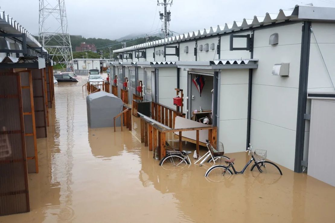 Las viviendas temporales, construidas para las personas que perdieron sus hogares durante el terremoto del 1 de enero de 2024, están rodeadas por las aguas de la inundación después de que las fuertes lluvias azotaran la ciudad de Wajima, el 22 de septiembre de 2024. Crédito: JIJI Press/AFP/Getty Images.