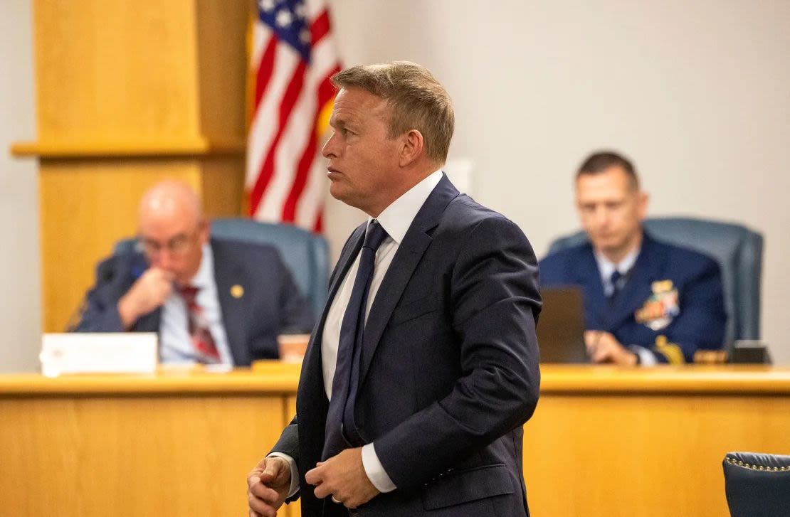 El ex director de operaciones marinas de OceanGate, David Lochridge, en el centro, durante su testimonio el 17 de septiembre de 2024.