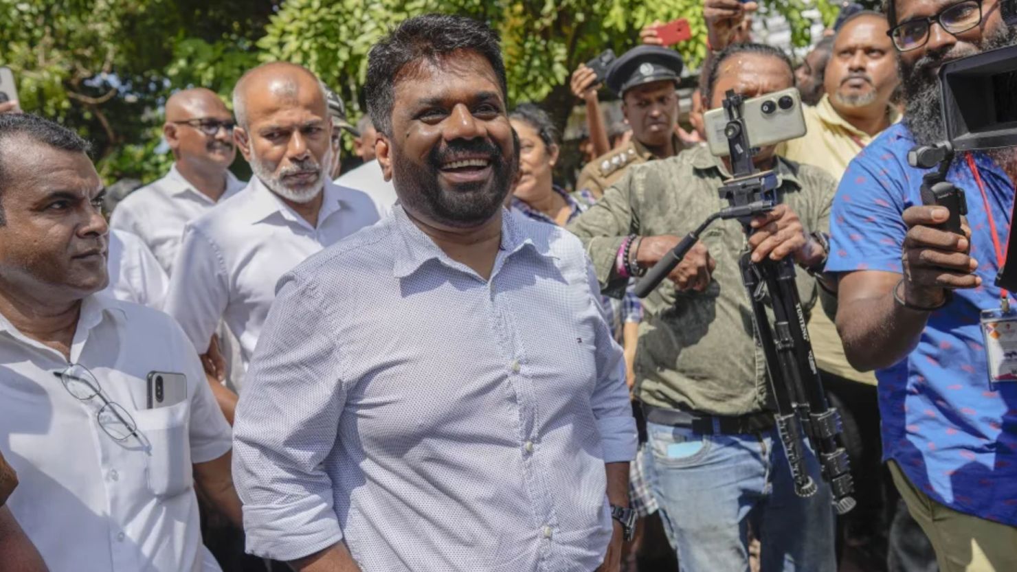 Anura Kumara Dissanayake, del partido Poder Popular Nacional, abandona un centro electoral tras depositar su voto en Colombo, Sri Lanka, el 21 de septiembre de 2024.