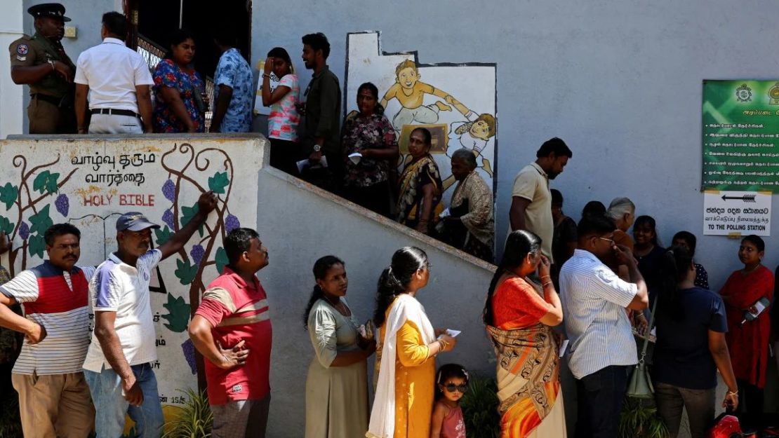 Votantes hacen fila frente a un centro electoral para votar en las elecciones presidenciales, en Colombo, Sri Lanka, el 21 de septiembre de 2024.