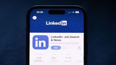 Los usuarios de LinkedIn ahora tienen la opción de optar por que su contenido del sitio no se use para entrenar los sistemas de inteligencia artificial de Microsoft.